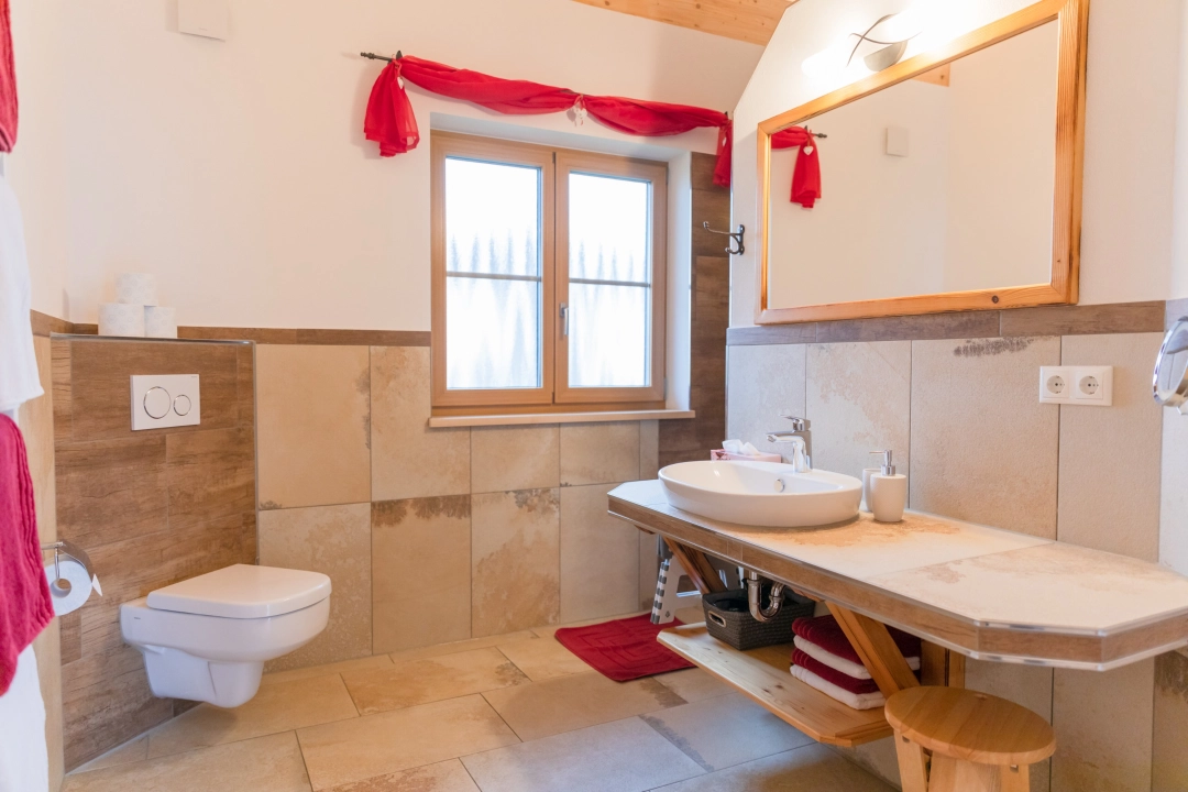 Badezimmer, Waschbecken und Toilette