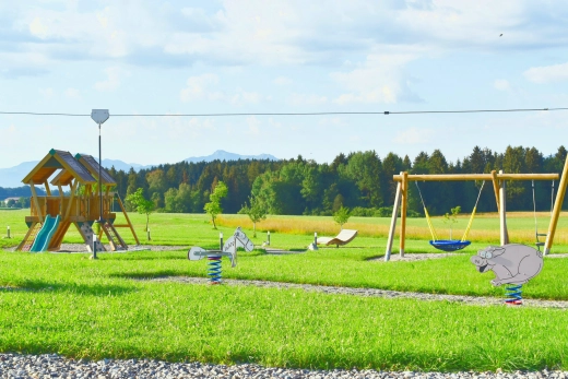 Großer Spielplatz mit Wippe, Schaukel, Seilbahn