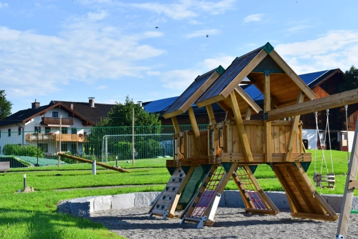 Großer Spielplatz mit Wippe, Schaukel, Seilbahn