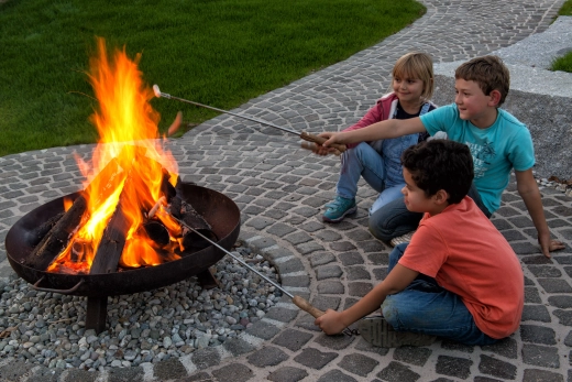 Kinder am Lagerfeuer
