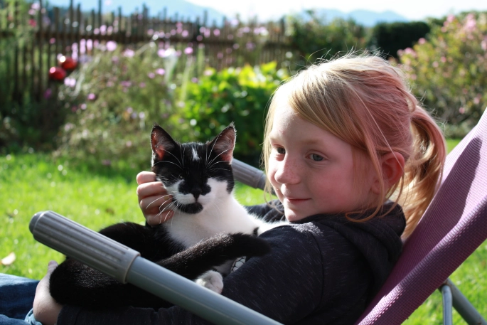 Kind streichelt Katze